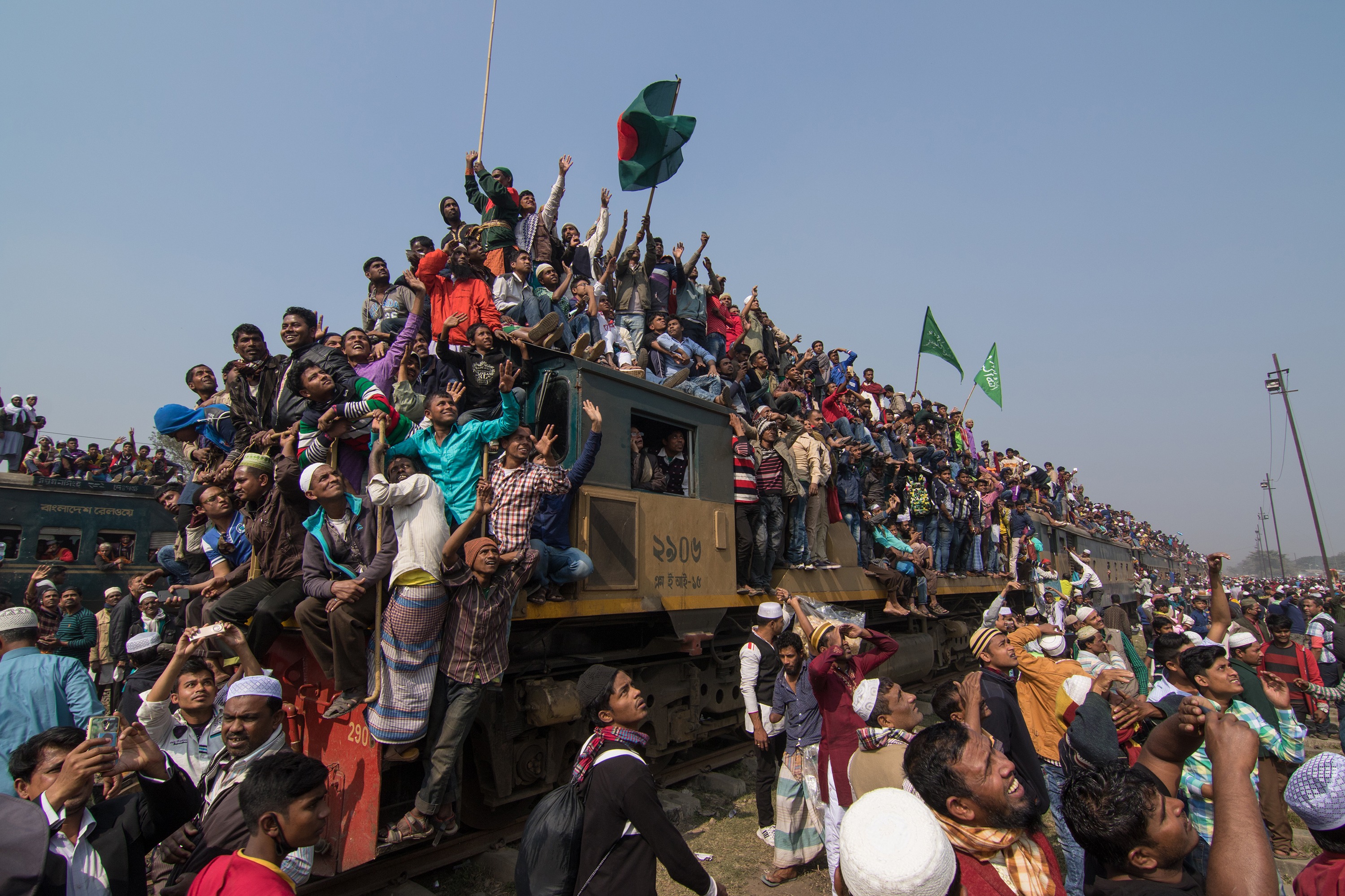 تصاویر و کلیپ های دیدنی و جذاب راه‌آهن بنگلادش / عید دیدنی به سبک قطارهای بنگلادش 