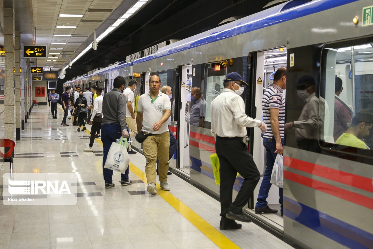 مسافران مترو شیراز، ماسک اجباری بدون ساز و کار اجرایی