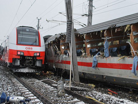 برخورد ۲ قطار مسافربري در اتریش با یک کشته