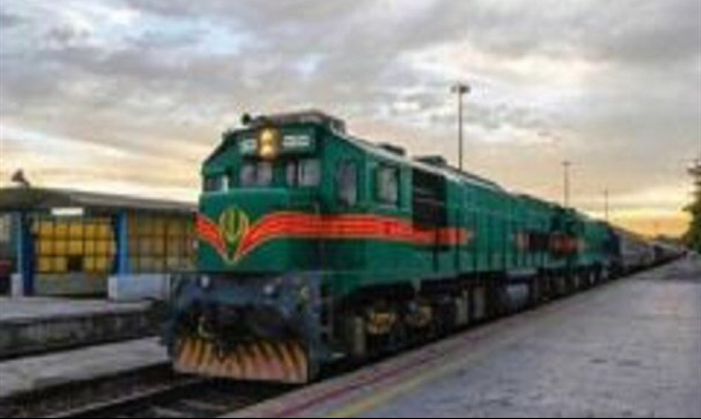 قطار گردشگری ویژه نوروز در اردستان توقف می کند