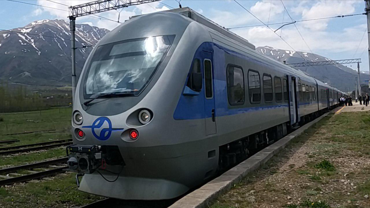 حرکت آزمایشی قطار در میانه – بستان آباد همزمان با سفر رییس جمهور
