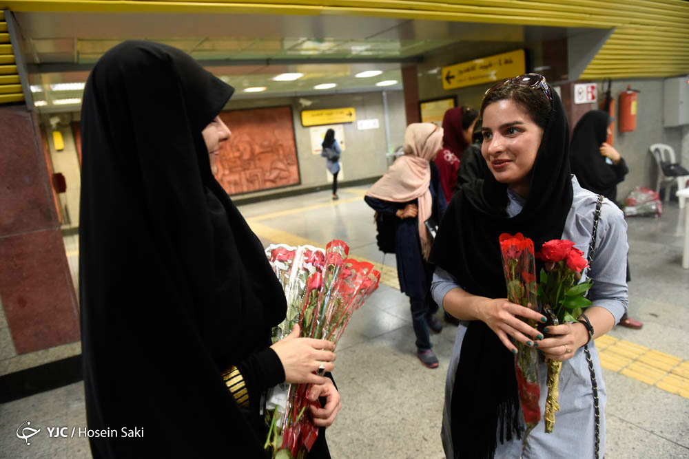 اهدای گل در ایستگاه‌های منتخب متروی تهران، بمناسبت هفته حجاب و عفاف + عکس