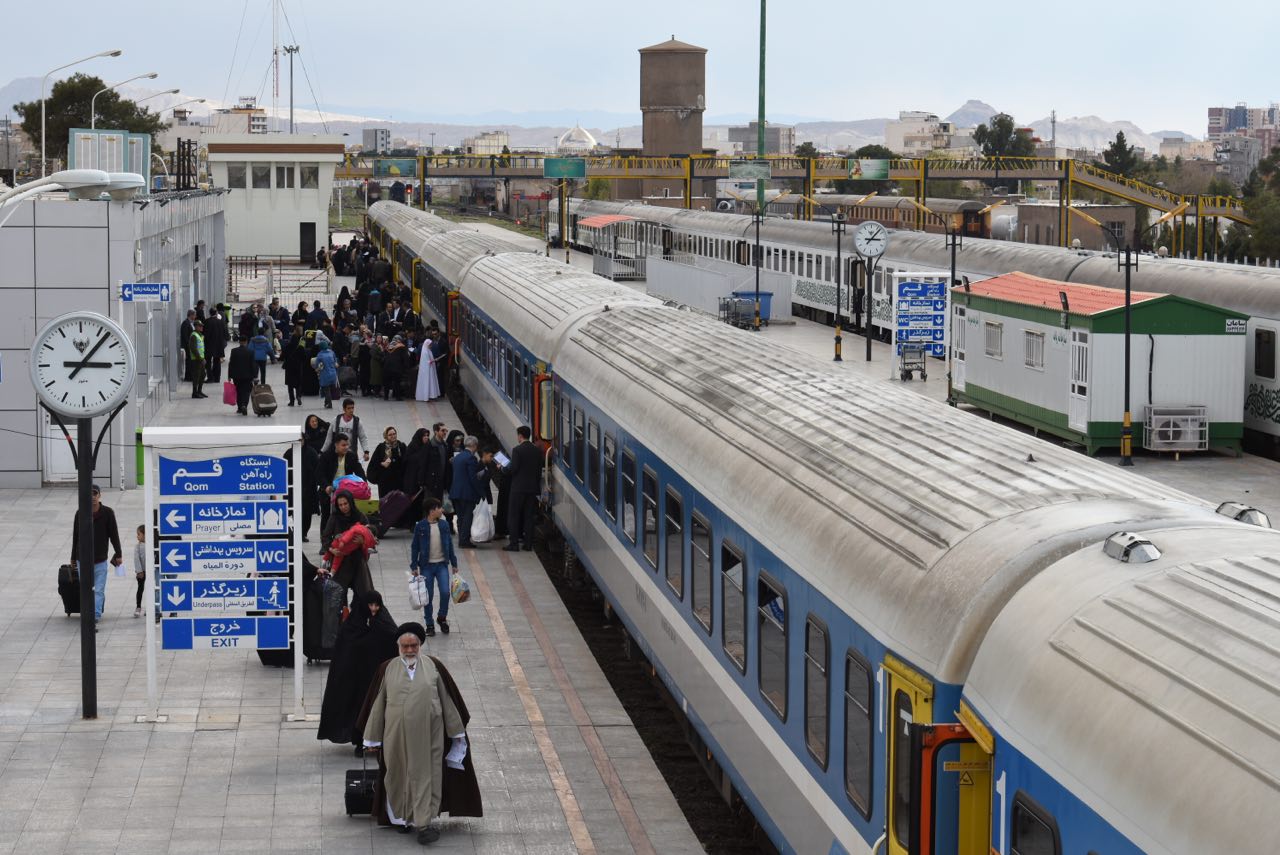 نخستین روز بدرقه مسافران نوروزی سال ۱۳۹۸ در ایستگاه راه آهن قم
