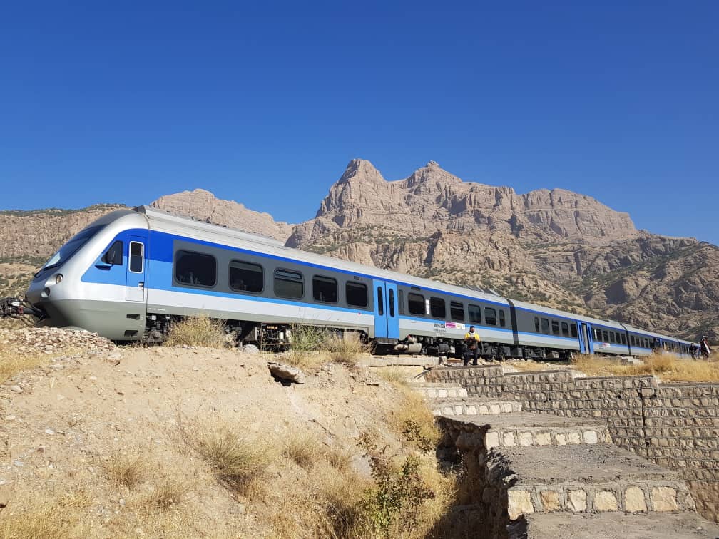 قطار گردشگری تهران با ۳۰۰ مسافر به لرستان رسید
