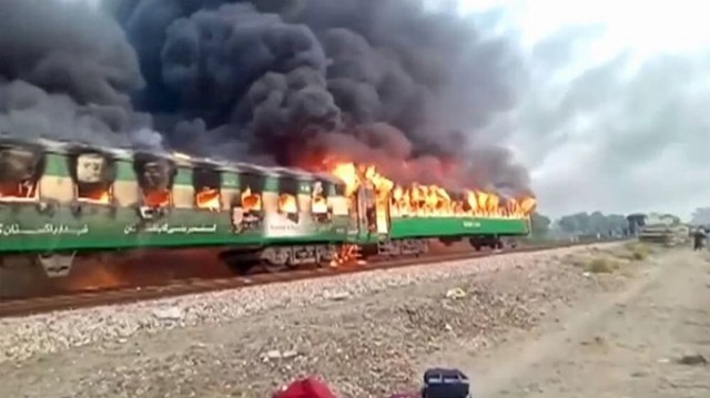 ۶۴ کشته در حریقِ قطار مسافربری پاکستانی