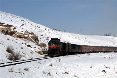 رفت و آمد روان قطارهای منطقه آذربایجان با وجود برف و کولاک