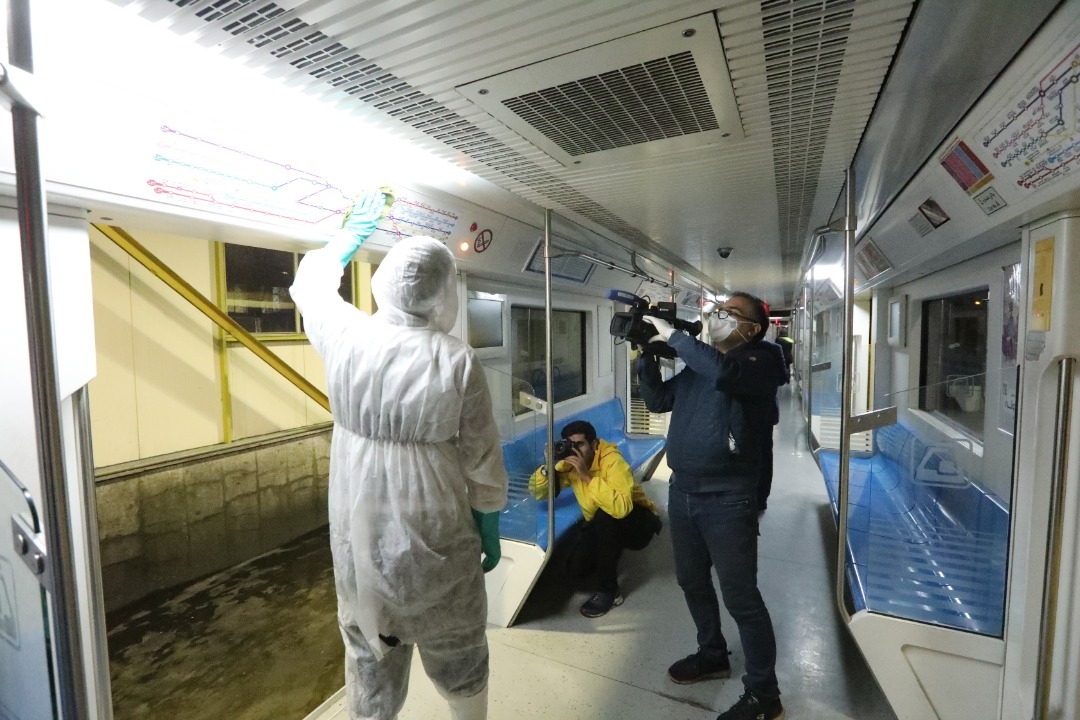 بازدید خبرنگاران از نحوه ضدعفونی و شستشوی قطارهای مترو