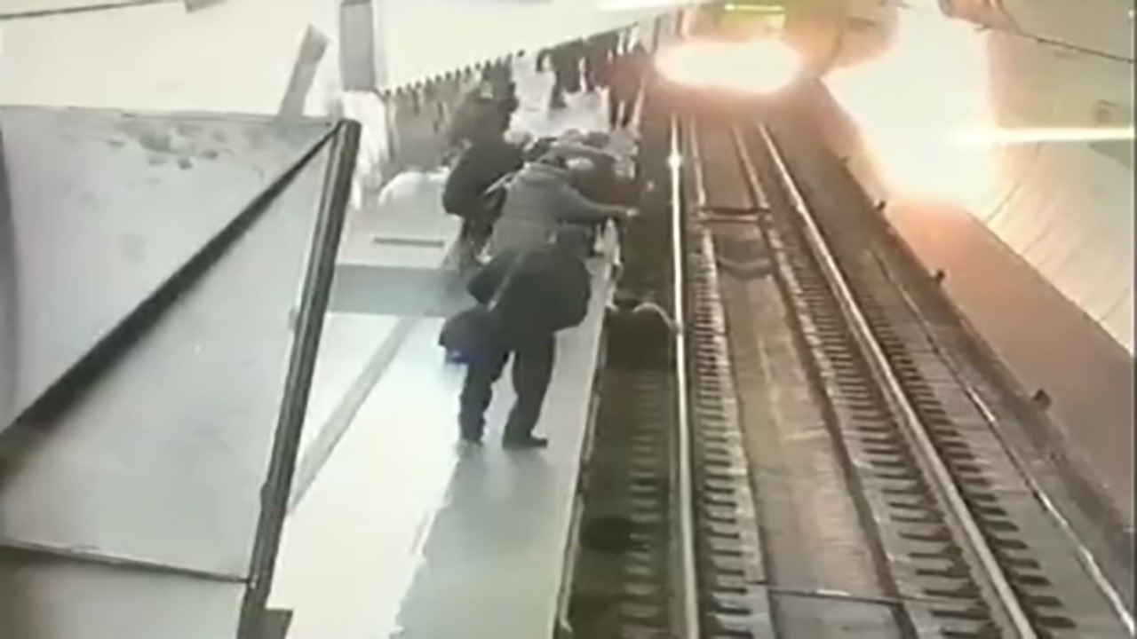 هوشیاری راننده قطار در له نکردن زن سر به هوا در ایستگاه مترو + فیلم