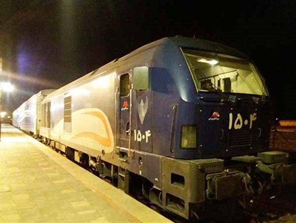 فعالیت دوباره قطار مسافری سرخس- مشهد با دو واگن/ واگن‌ها با ۵۰ درصد ظرفیت پذیرش مسافر دارند