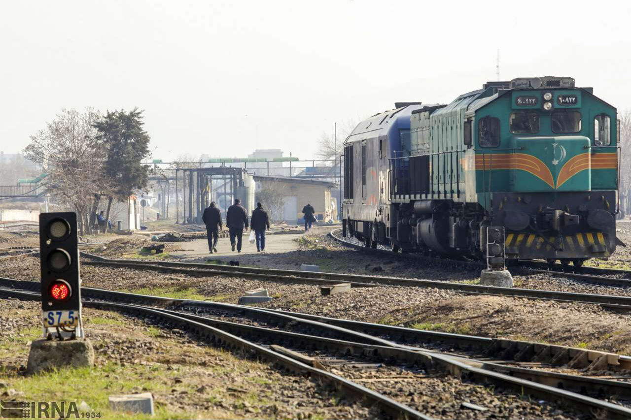 تخلیه و بارگیری یک میلیون و ۷۰۰ هزار تن بار در راه‌آهن یزد
