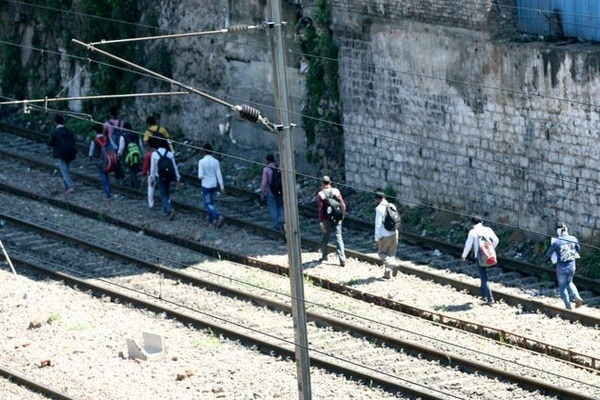 عبور قطار از روی ۱۵ کارگر هندی