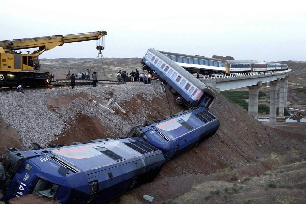 تمامی مسافران قطار حادثه دیده همدان-مشهد با قطار به مقصد رهسپار شدند/ تلاش ها برای بازگشایی مسیر ریلی ادامه دارد