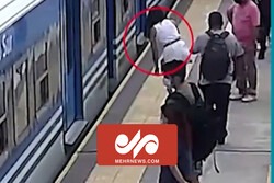 ( مهر نیوز ) لحظه افتادن یک زن آرژانتینی زیر قطار و نجات معجزه آسای او