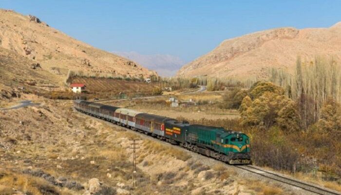 قطار تهران – ارومیه در ایستگاه گل‌تپه مراغه دچار نقص فنی شد