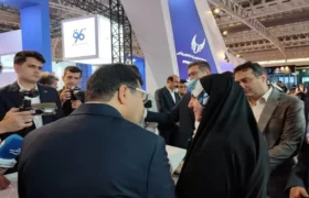 مشاور اقتصادی رییس جمهور از غرفه صندوق پس انداز کارکنان راه آهن در نمایشگاه حمل و نقل بازدید کرد