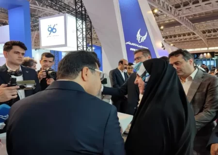 مشاور اقتصادی رییس جمهور از غرفه صندوق پس انداز کارکنان راه آهن در نمایشگاه حمل و نقل بازدید کرد