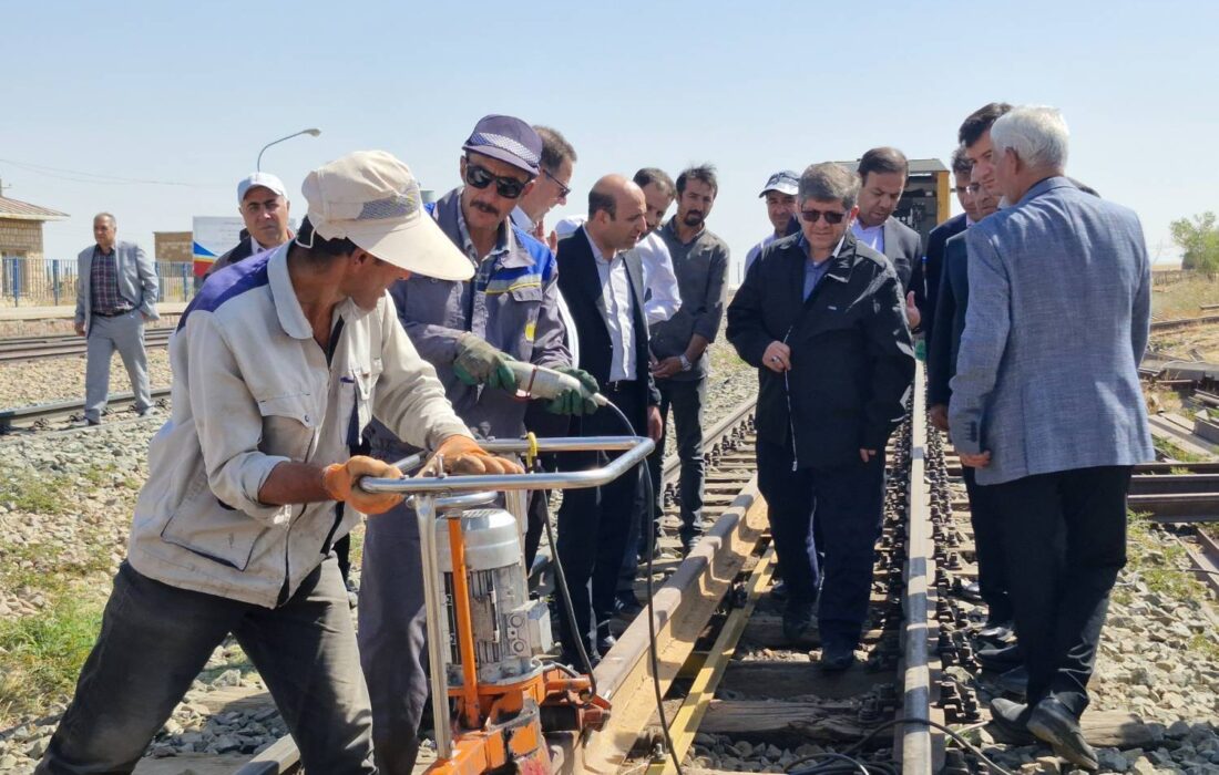 مدیرعامل راه‌آهن از پروژه نصب ریل طویل ۱۰۸ متری در راه آهن آذربایجان بازدید کرد