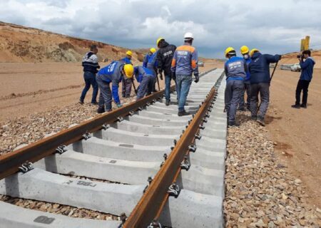 ثبت رکورد کم‌نظیر ۸۸ کیلومتر ریل‌گذاری در یک ماه در ابرپروژه راه‌آهن چابهار – زاهدان