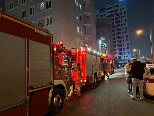 نجات ۲۰ نفر از وقوع آتش‌سوزی در یک مجتمع مسکونی در شهرک راه‌آهن