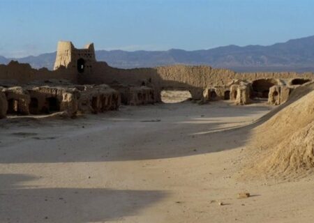 جابجایی خط ریل راه‌آهن از مجاورت تپه حصار برای حفاظت از این محوطه تاریخی هفت هزارساله