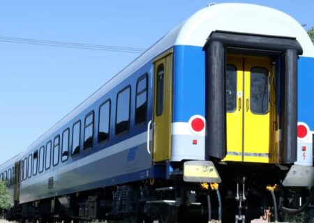 مدیرکل راه‌آهن هرمزگان از روند عملیات واگذاری واگن‌ها در ایستگاه مانوری بندرعباس بازدید کرد