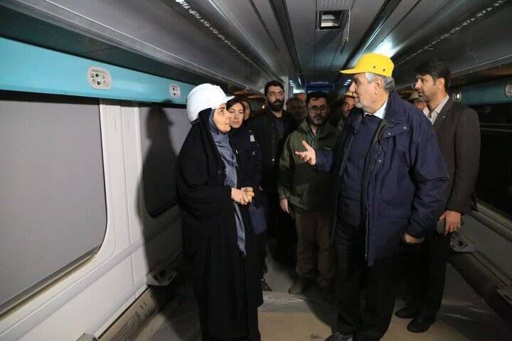 وزیر راه و شهرسازی از خطوط تولید واگن‌سازی زنجان بازدید کرد