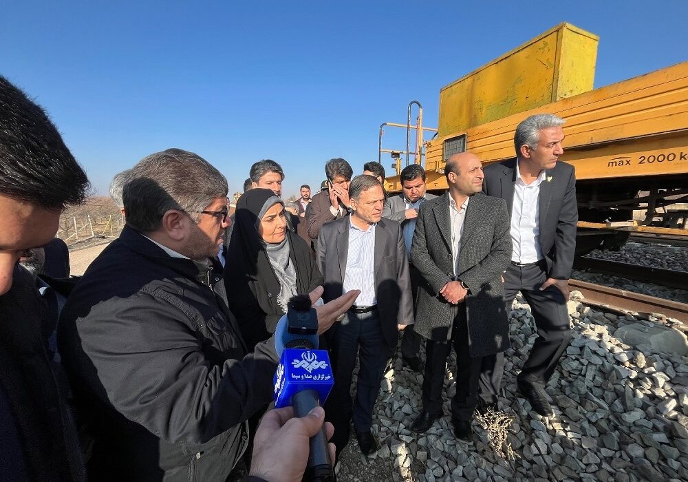 پروژه اتصال شهرک صنعتی اشراق زنجان به شبکه ریلی با حضور وزیر راه و شهرسازی افتتاح شد