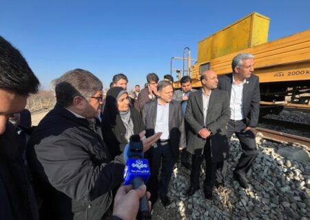 پروژه اتصال شهرک صنعتی اشراق زنجان به شبکه ریلی با حضور وزیر راه و شهرسازی افتتاح شد