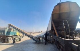 عملیات تخلیه ۱۷۰۰ تن گندم که از طریق خطوط ریلی به ایستگاه شاهرود رسیده بود، انجام شد