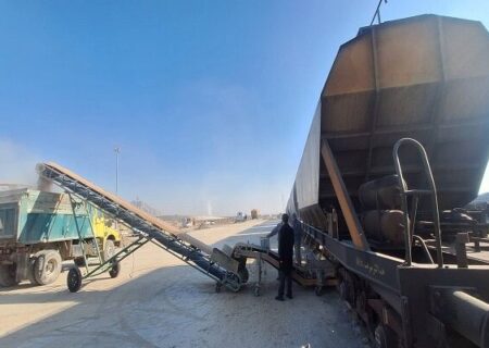 عملیات تخلیه ۱۷۰۰ تن گندم که از طریق خطوط ریلی به ایستگاه شاهرود رسیده بود، انجام شد