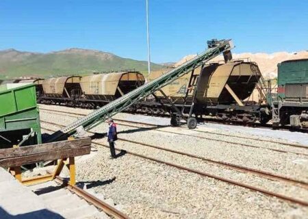 وارد شدن نخستین محموله گندم وارداتی کیفی سال ۱۴۰۴ به سمنان از طریق حمل و نقل ریلی