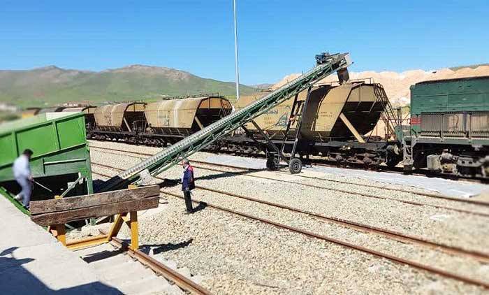 وارد شدن نخستین محموله گندم وارداتی کیفی سال ۱۴۰۴ به سمنان از طریق حمل و نقل ریلی